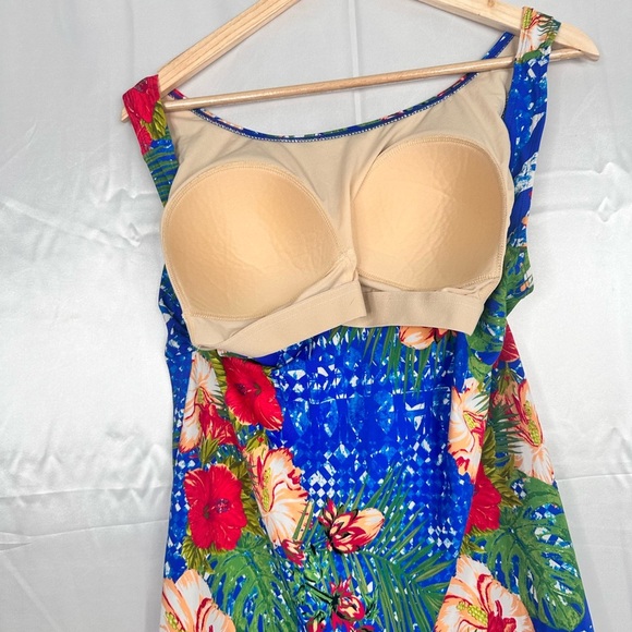 Tankini Top Womens Size Med Red Blue Floral Padded Built In Bra size Med - Picture 7 of 7